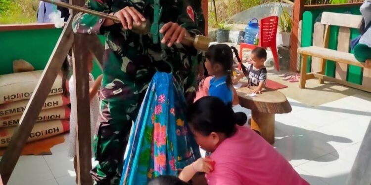 Peduli Kesehatan Anggota Satgas Yonif 144/JY Gelar Posyandu Bersama Nakes Puskesmas Perbatasan.