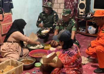 Koramil Nimboran Bantu Dapur Umum Bagi Masyarakat Korban Banjir.