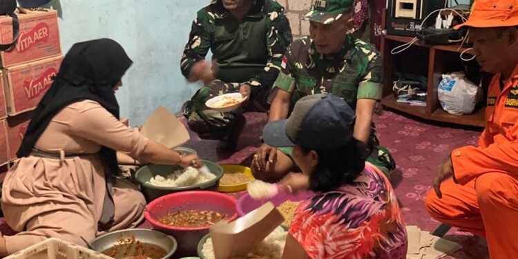 Koramil Nimboran Bantu Dapur Umum Bagi Masyarakat Korban Banjir.