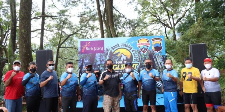 Kapolres Kendal AKBP Yuniar Ariefianto Saat Menyerahkan Tali Asih Kepada Masyarakat.