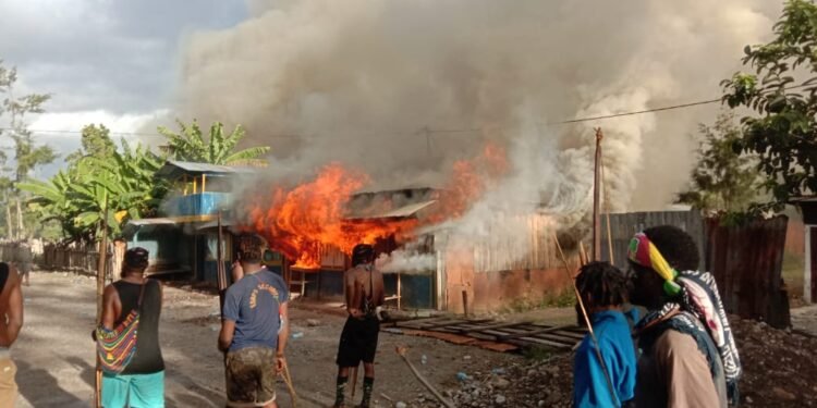 TNI Backup Kepolisian Redam Bentrok Dua Suku Di Wouma.