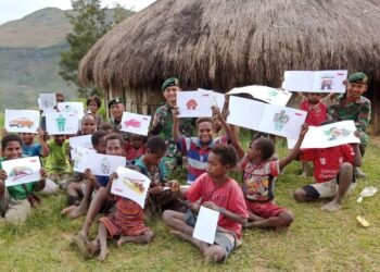 Intip Keceriaan Anak-anak Pegunungan Tengah Papua Saat Mewarnai Bersama Satgas TNI 412.