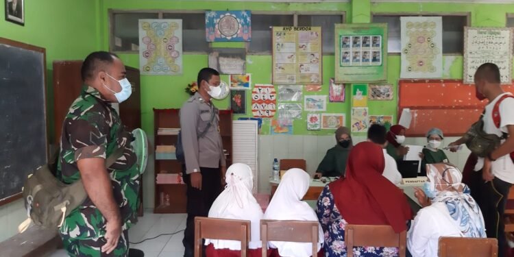 Babinsa dan Bhabinkamtibmas Semangati Vaksin di SD Muhammadiyah 19 Kemlayan.