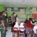 Babinsa dan Bhabinkamtibmas Semangati Vaksin di SD Muhammadiyah 19 Kemlayan.