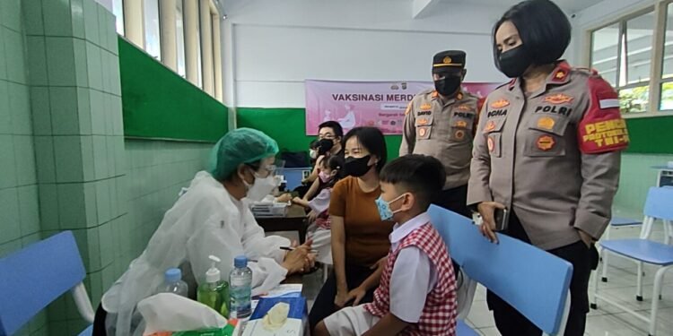 Target 350 Anak, Polsek Tanjung Duren Melaksanakan Vaksinasi Usia 6-11 Tahun di SD Bunda Hati Kudus.