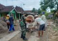 Menjadi Pelopor di Desa Binaan, Babinsa Bantu Pengecoran Jalan.