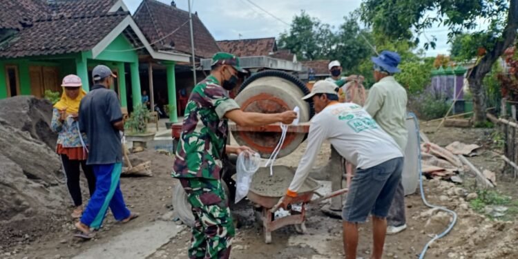 Menjadi Pelopor di Desa Binaan, Babinsa Bantu Pengecoran Jalan.