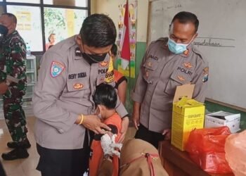 Polresta Banyuwangi Memantau Pelaksanaan Vaksinasi Anak di SDN 1 Kebaman.