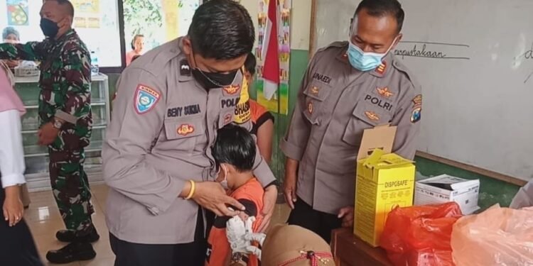 Polresta Banyuwangi Memantau Pelaksanaan Vaksinasi Anak di SDN 1 Kebaman.