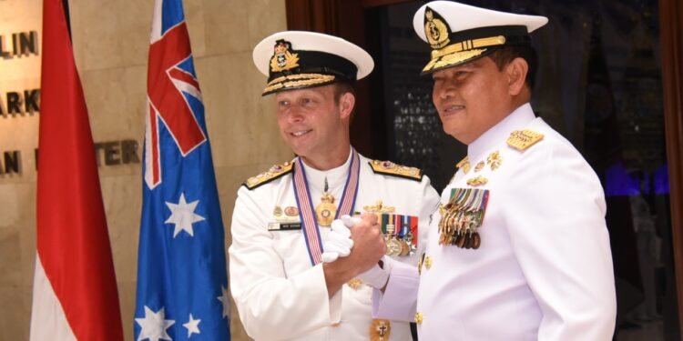 Berkontribusi Tingkatkan Hubungan Kerjasama, Kasal Sematkan Penghargaan Kepada Kasal Australia.