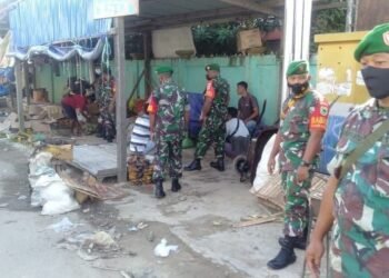 Melalui Komsos Babinsa Koramil 1802-01/Sorong Kota Himbau Warga Tetap Patuhi Prokes.
