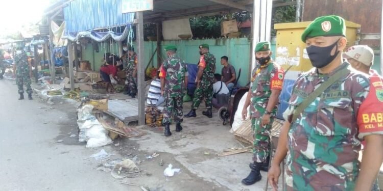 Melalui Komsos Babinsa Koramil 1802-01/Sorong Kota Himbau Warga Tetap Patuhi Prokes.