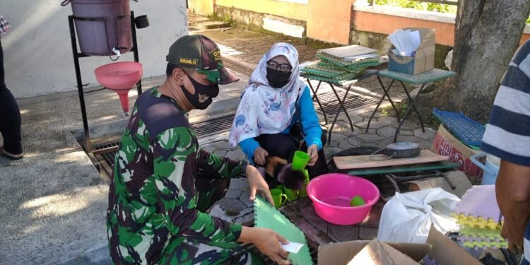 Hidupkan Semangat Gotong Royong Babinsa Joyotakan Bersama Apartur Kelurahan Laksanakan Kerja Bakti.