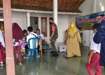 Semua Anak Harus Tervaksin Babinsa Lemahireng Kawal Vaksin Anak.
