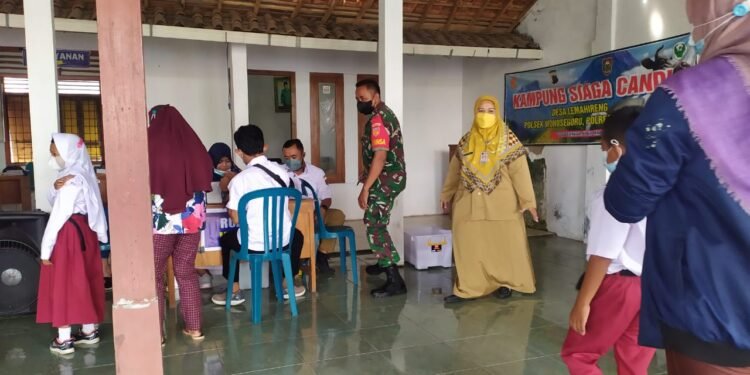 Semua Anak Harus Tervaksin Babinsa Lemahireng Kawal Vaksin Anak.
