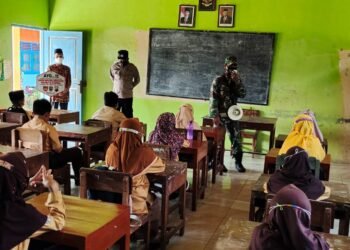 Optimalkan Edukasi Prokes Babinsa Kemusu Datangi Sekolah.