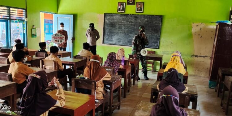 Optimalkan Edukasi Prokes Babinsa Kemusu Datangi Sekolah.