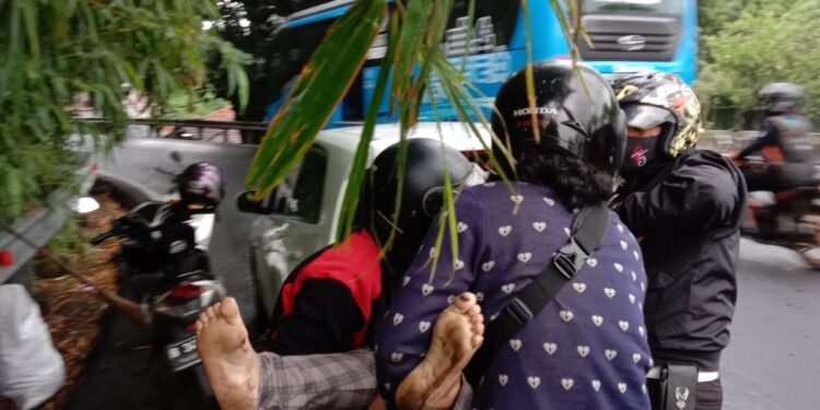 Personel Unit Tindak Sanlantas Jakarta Barat Bantu Cepat Korban Lakalantas.