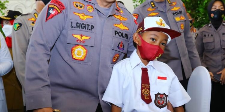 Tinjau Vaksinasi Serentak se-Indonesia, Kapolri Instruksikan Akselerasi ke Lansia dan Anak-Anak.