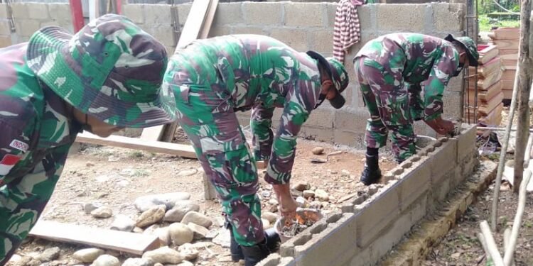 Hadir Mengatasi Kesulitan Masyarakat Perbatasan, Satgas Pamtas RI-RDTL Yonif 743/PSY Bantu Bangun Rumah.