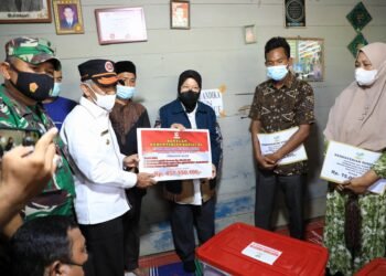 Mensos RI Serahkan Santunan Kematian Untuk Korban Banjir.