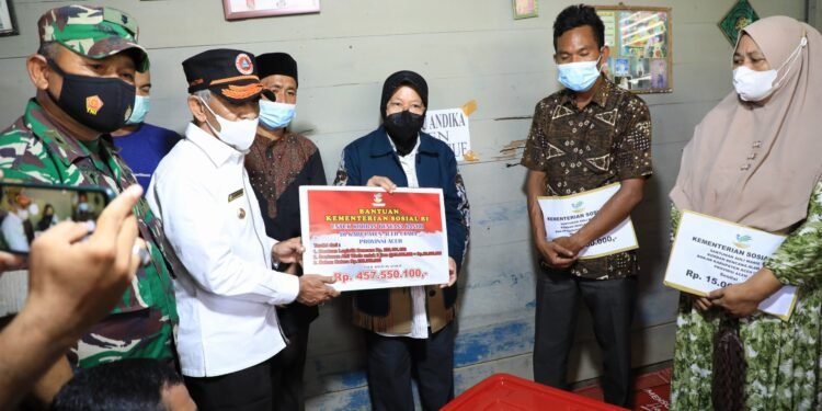 Mensos RI Serahkan Santunan Kematian Untuk Korban Banjir.