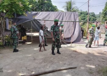 Membantu Meringankan Beban Masyarakat, Babinsa Koramil 1802-02/Sorong Barat, Bangun Tenda.