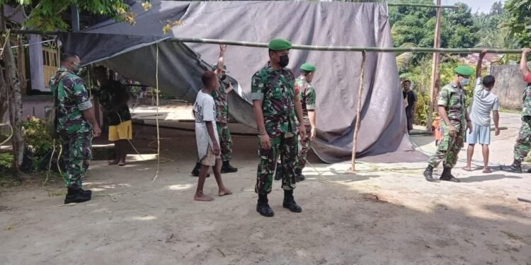 Membantu Meringankan Beban Masyarakat, Babinsa Koramil 1802-02/Sorong Barat, Bangun Tenda.