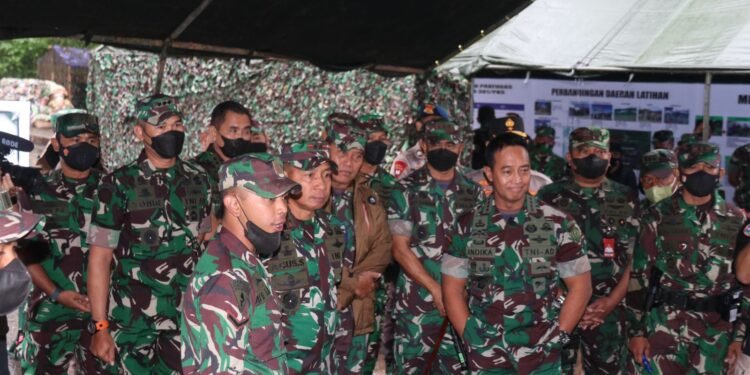 Danrem 062/Tn Mendampingi Kunker Panglima TNI Meninjau Latpratugas Yonif R 301/Pks dan Baksos di wilayah Korem 062/Tn.