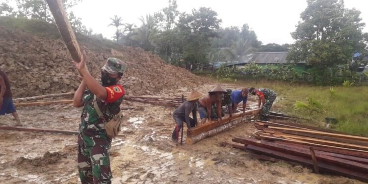 Bersama Masyarakat, Babinsa Koramil 1802-03/Salawati, Gotong Royong Bangun Rumah Warga.