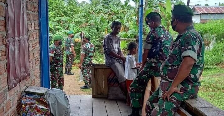 Sukseskan Program Vaksin Covid-19, Babinsa Koramil 1802-04/ Seget Gencarkan Komsos Ajakan Vaksin.