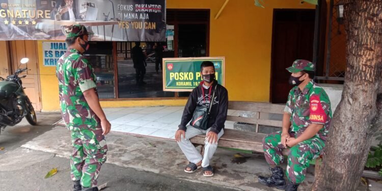 Tak lelah Kampanye Prokes, Babinsa Patroli PPKM di Tanon.