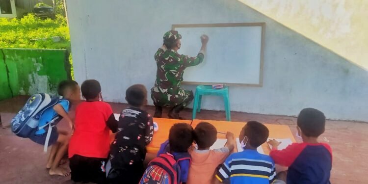 Tumbuhkan Semangat Belajar, Satgas Pamtas RI-RDTL Yonif 347/PSY Beri Bimbingan Belajar Anak-Anak di Perbatasan.