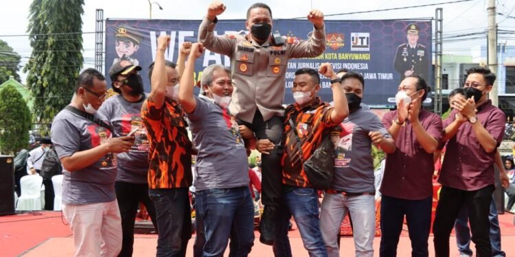 Implementasi Piramida : Polresta Banyuwangi Memberikan Hadiah Bagi Pemenang Lomba Foto Asyik Bareng Polisi.