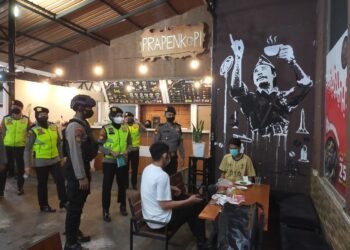 Patroli KRYD Ditsamapta Polda Jatim Sasar Prokes Dibeberapa Cafe dan Warkop di Surabaya.