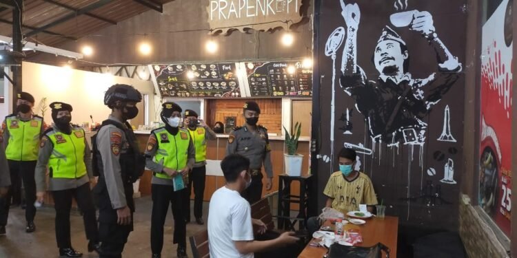 Patroli KRYD Ditsamapta Polda Jatim Sasar Prokes Dibeberapa Cafe dan Warkop di Surabaya.