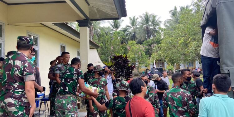 Satgas Yonif Raider Khusus 732/Banau Bantu Korban Bencana Alam.