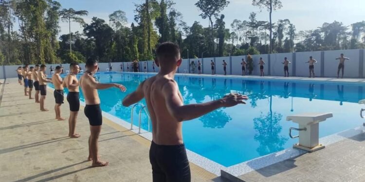 Prajurit Goura Victoria Menbanpur 3 Mar Pasmar 3 Tetap Asah ketangkasan Dalam Berenang.