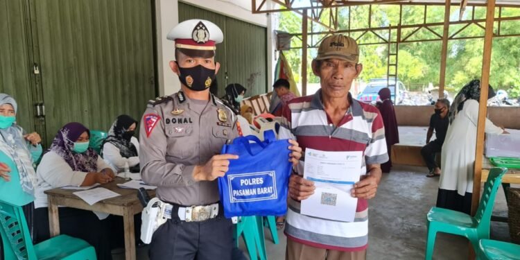 Gerai Vaksin di Batang Toman Bagikan Sembako.