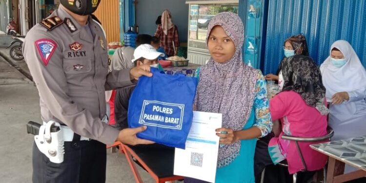 Gerai Vaksin di Simpang Base Camp Kinali Kecamatan Kinali Bagikan Sembako.