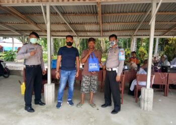 Warga Gunung Sangkur Kinali Jorong VI Koto Selatan Nagari Kinali, Bagikan Sembako Gratis.
