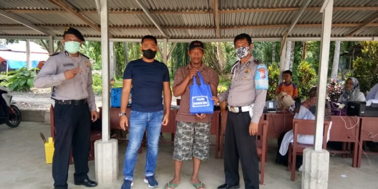 Warga Gunung Sangkur Kinali Jorong VI Koto Selatan Nagari Kinali, Bagikan Sembako Gratis.