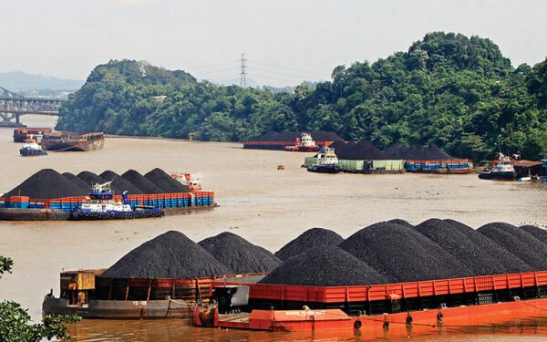 Kapal Batu Bara Berlayar Lagi, Pemerintah Jamin Pasokan ke PLN Cukup.
