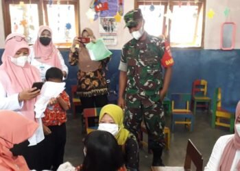 Babinsa Tambak Sukseskan Program Vaksin Anak Usia Dini.