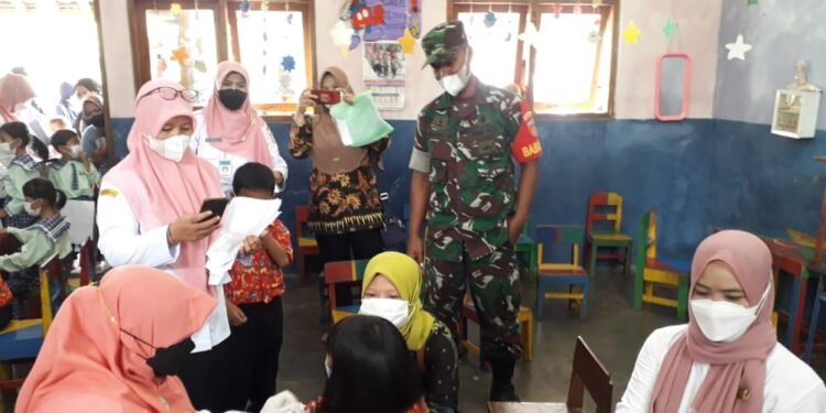 Babinsa Tambak Sukseskan Program Vaksin Anak Usia Dini.