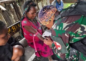 Hadir di Pedalaman Nduga Papua, Prajurit 114 Satria Musara Beri Pelayanan Kesehatan Keliling Bagi Masyarakat Pegunungan Tengah.