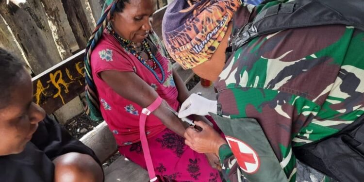 Hadir di Pedalaman Nduga Papua, Prajurit 114 Satria Musara Beri Pelayanan Kesehatan Keliling Bagi Masyarakat Pegunungan Tengah.