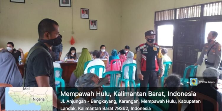 Babinkamtibmas Polsek Mempawah Hulu Amankan Kegiatan Penyaluran Distribusi KKS.