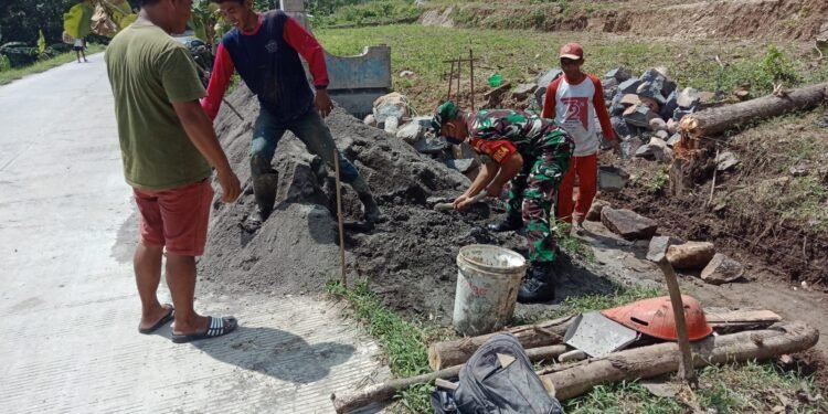 Jalin Kebersamaan Babinsa dan Warga Karya Bakti Bangun Talud.