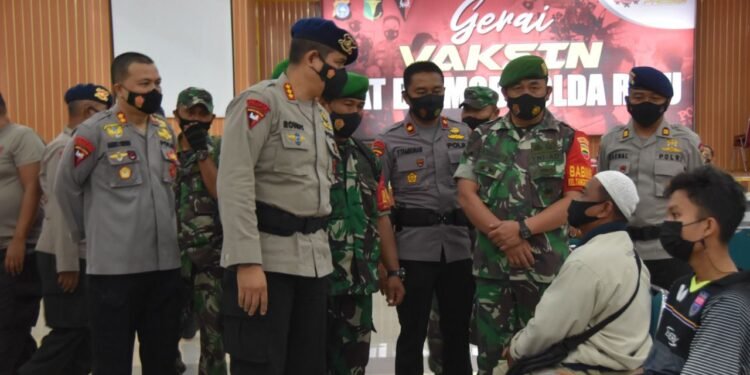 Bersinergi Dengan TNI, Brimob Polda Riau Gelar Vaksinasi Massal.